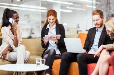 Elinizdeki teknoloji ile iş insanlar konuşma. Yeni fikirler ve iş arkadaşları arasında beyin fırtınası alışverişi