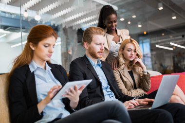 Elinizdeki teknoloji ile iş insanlar konuşma. Yeni fikirler ve iş arkadaşları arasında beyin fırtınası alışverişi