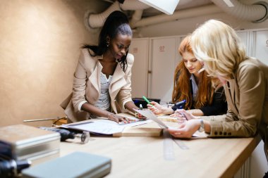 Takım proje üzerinde birlikte çalışmak ve pay düşünce Atölyesi