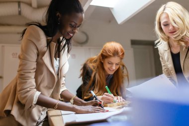 Takım proje üzerinde birlikte çalışmak ve pay düşünce Atölyesi