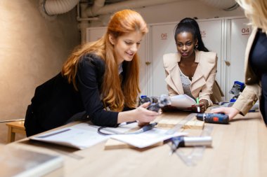 Takım proje üzerinde birlikte çalışmak ve pay düşünce Atölyesi