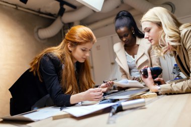 Takım proje üzerinde birlikte çalışmak ve pay düşünce Atölyesi