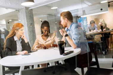 Masada oturan ve gelecekteki strateji hakkında bir toplantı mı iş adamları grubu