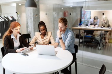 Masada oturan ve gelecekteki strateji hakkında bir toplantı mı iş adamları grubu