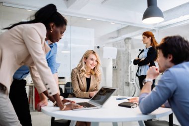 Yaratıcı iş adamları ve modern bir ofiste beyin fırtınası tasarımcıları