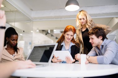 Yaratıcı iş adamları ve modern bir ofiste beyin fırtınası tasarımcıları