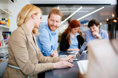 Ofiste çalışan ve bir ekip olarak sorunların çözümünde iş adamları