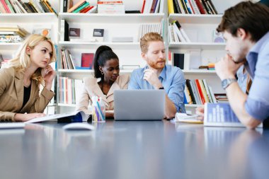 Ofiste işbirliği ve proje üzerinde birlikte çalışma iş adamları