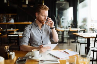 Kafede notlar alarak ve fikirleri aşağı işadamı