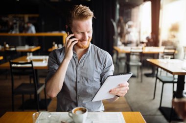 Yakışıklı zeki işadamı sürekli meşgul ve çalışma