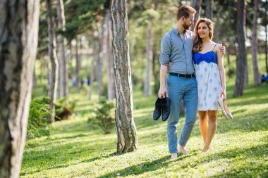 Parkta yürüyüşe yalınayak güzel Çift