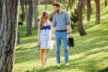 Doğada yalınayak romantik yürüyüş zevk çift