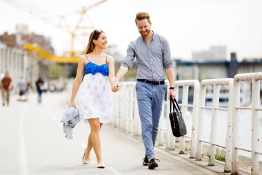 Çift romantik bir yürüyüş ve duygu paylaşımı keyfini çıkarın