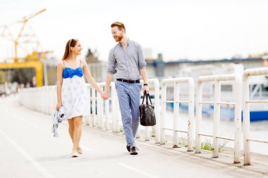 Çift romantik bir yürüyüş ve duygu paylaşımı keyfini çıkarın