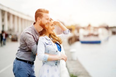 Aşk kucaklayan ve duyguları hemşirelik şirin çift