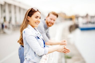 Romantik sevimli çift flört ve açık havada kalma