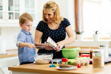 Anne mutfakta kek hazırlamak yardım çocuk