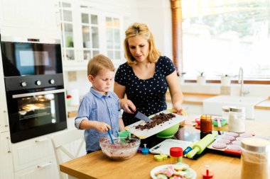 Anne mutfakta kek hazırlamak yardım çocuk