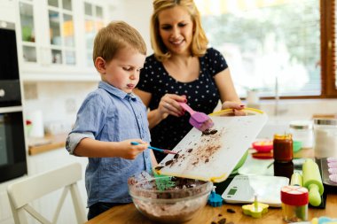Anne mutfakta kek hazırlamak yardım çocuk