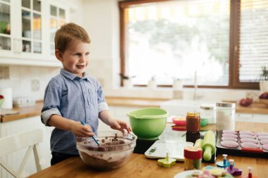 Şirin çocuk 2 yaşından beri bir şef olmak öğrenme