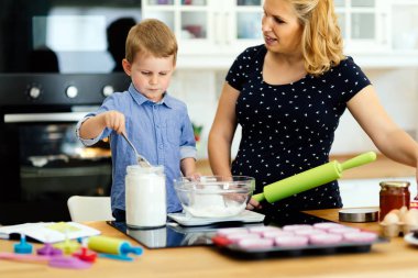 Anne mutfakta kek hazırlamak yardım çocuk