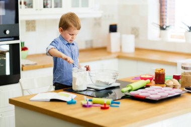 Şirin çocuk 2 yaşından beri bir şef olmak öğrenme