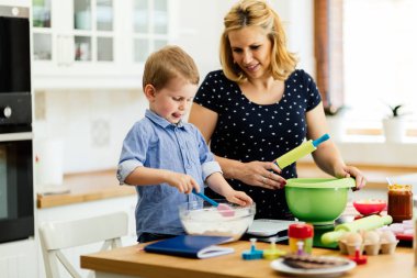 Anne mutfakta kek hazırlamak yardım çocuk