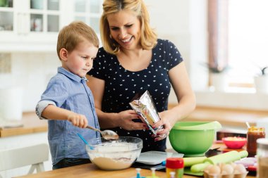 Anne mutfakta kek hazırlamak yardım çocuk