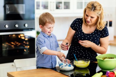Anne mutfakta kek hazırlamak yardım çocuk