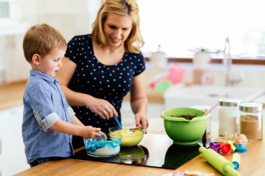 Anne mutfakta kek hazırlamak yardım çocuk