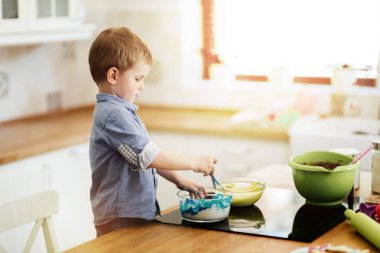 Şirin çocuk 2 yaşından beri bir şef olmak öğrenme