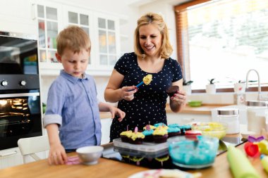 Anne mutfakta kek hazırlamak yardım çocuk