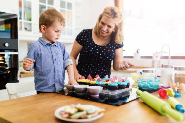 Anne mutfakta kek hazırlamak yardım çocuk