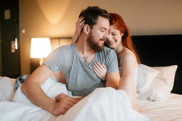 Glückliches Paar Bett Zeigt Gefühle Und Liebe — Stockfoto