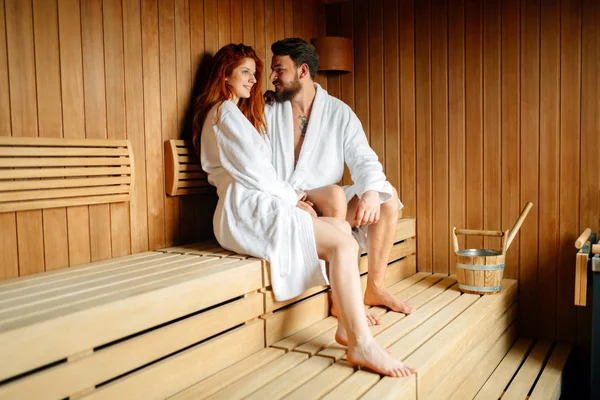 Casal Desfrutando Sauna Finlandesa Durante Seu Fim Semana Spa — Fotografia de Stock