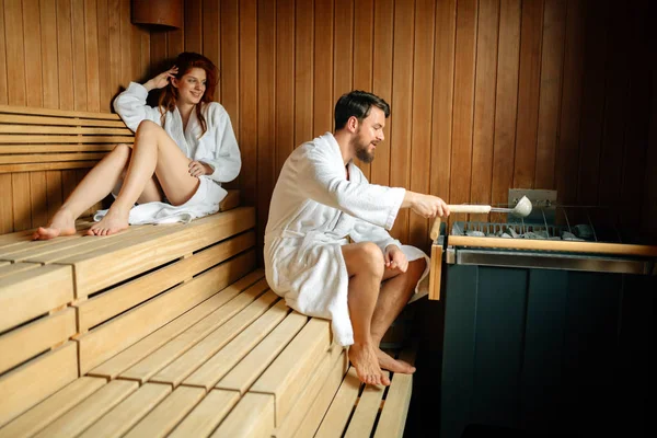 Casal Desfrutando Sauna Finlandesa Durante Seu Fim Semana Spa — Fotografia de Stock