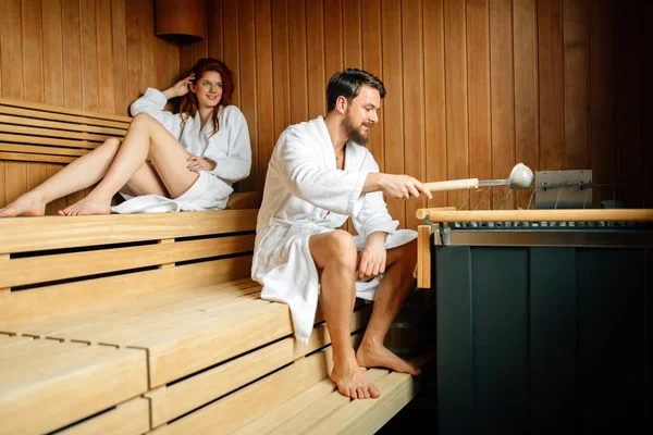 Casal Desfrutando Sauna Finlandesa Durante Seu Fim Semana Spa — Fotografia de Stock