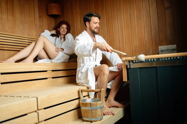 Casal Desfrutando Sauna Finlandesa Durante Seu Fim Semana Spa — Fotografia de Stock