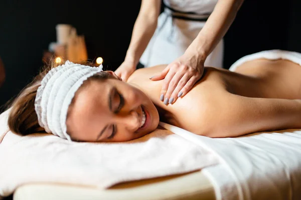 Beautiful Woman Enjoying Massage Treatment Given Therapist — Stock Photo, Image