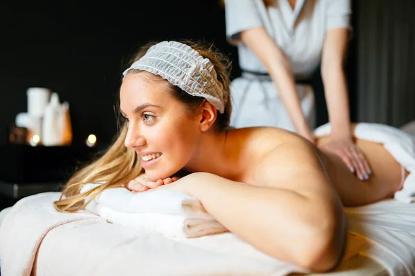 Massage Therapeutin Massiert Schöne Brünette — Stockfoto