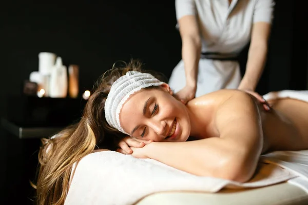 Mooie Vrouw Geniet Van Massagebehandeling Gegeven Door Therapeut Van — Stockfoto