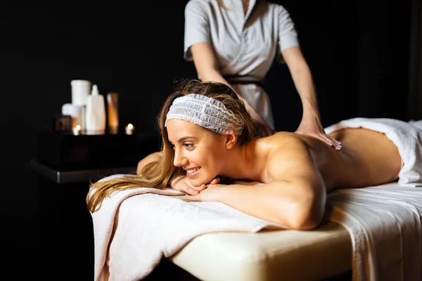 Vacker Ung Kvinna Njuter Massage Och Föryngrande — Stockfoto