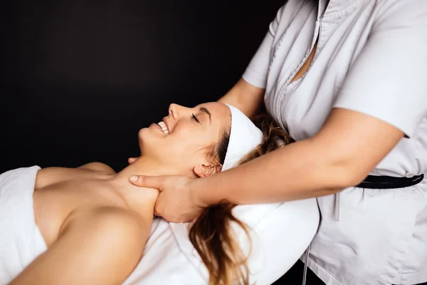 Hermosa Mujer Disfrutando Masaje Rejuvenecimiento —  Fotos de Stock