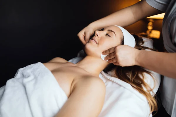Vacker Ung Kvinna Njuter Massage Och Föryngrande — Stockfoto