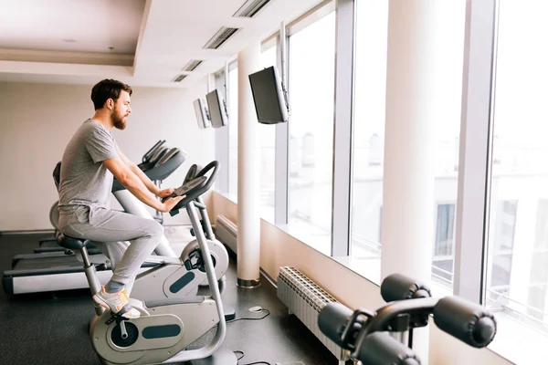 Entrenamiento Cardiovascular Hombre Una Bicicleta Gimnasio — Foto de Stock