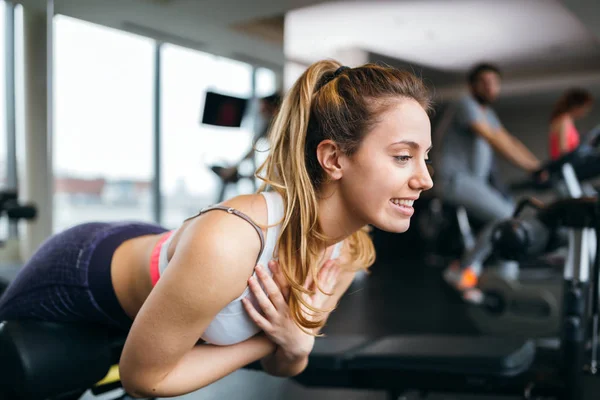 Güzel Kadın Sırt Kasları Güçlendirilmesi Spor Salonunda Egzersiz — Stok fotoğraf