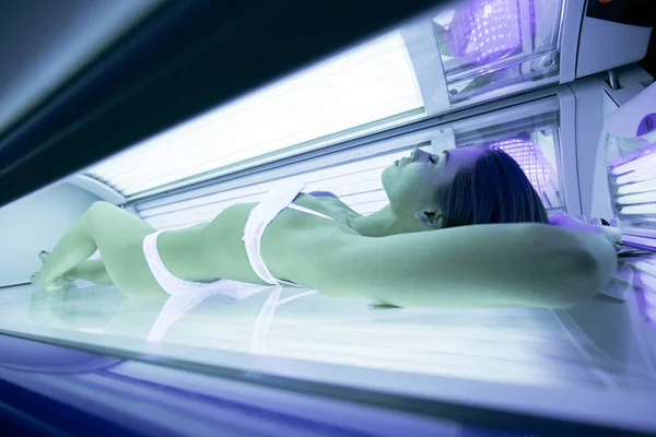 Schöne Sexy Brünette Frau Sonnt Sich Solarium — Stockfoto