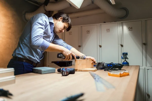 Handwerker Bei Der Arbeit Mit Holz Mit Präzisionswerkzeugen Zur Hand — Stockfoto