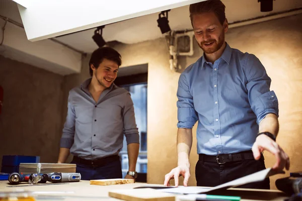 Två Kreativa Designers Arbetar Verkstaden Med Precisionsverktyg Tillverka Produkt — Stockfoto