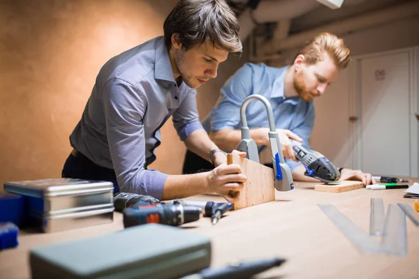 Zwei Kreative Designer Die Der Werkstatt Mit Präzisionswerkzeugen Arbeiten Und — Stockfoto